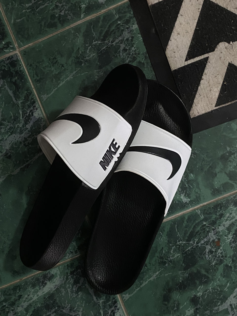 Подам тапки nike 2 пары