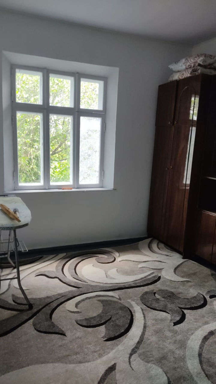 В доме можно жить есть вода газ канализация и очень важно комнаты все раздельно