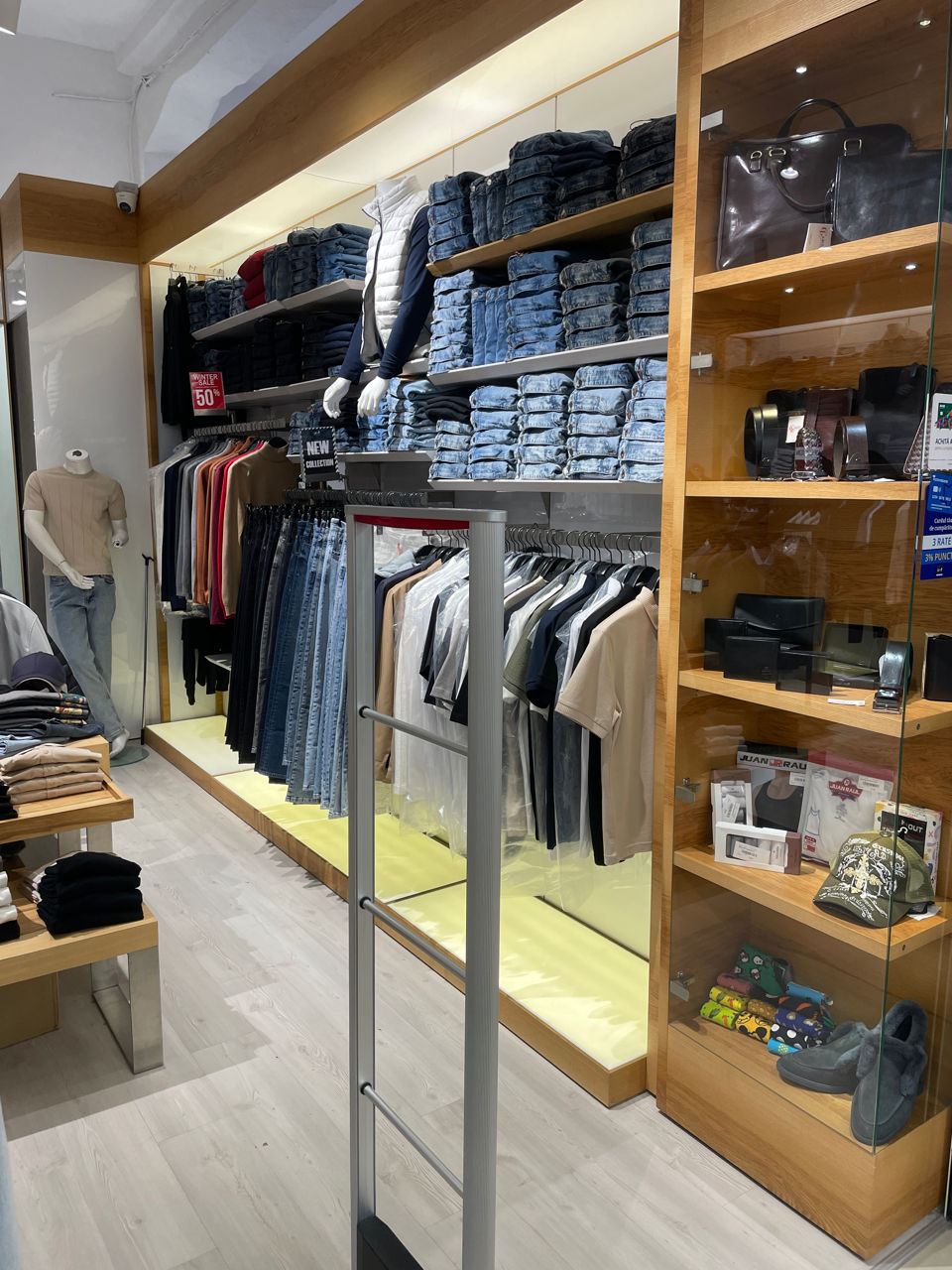 Se vinde magazin de haine in cc. Zity Mall фото 1