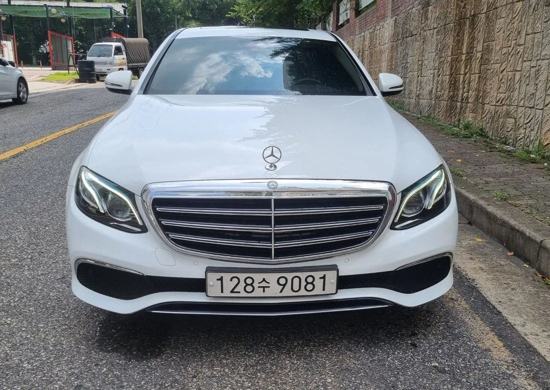 Mercedes E-Class foto 1