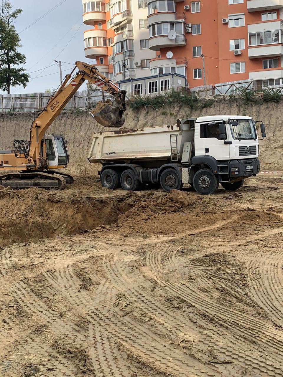 Servicii excavator si basculante foto 0