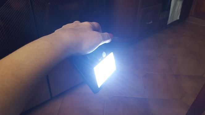 Светильник с датчиком движения - на солнечной энергии.