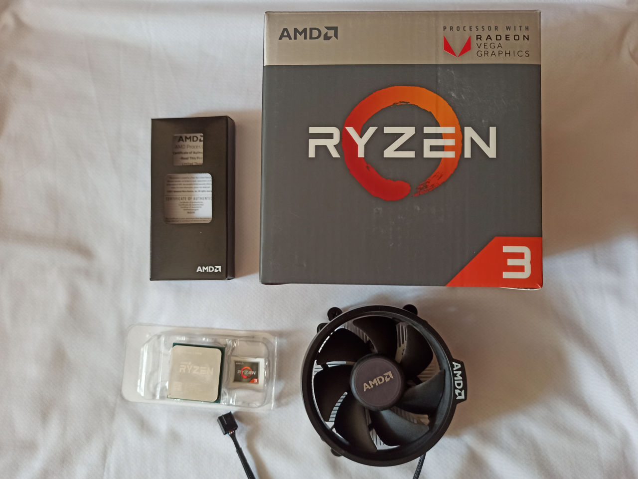 AMD Ryzen 3 2200G Box, с кулером.. Сокет AM4, который имеет 4 ядра и 4  потока. Его базовая час