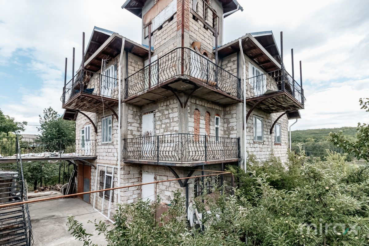 Se vinde vilă pe malul lacului amplasată în s. Hrușova, IP Valea Fermecată фото 0