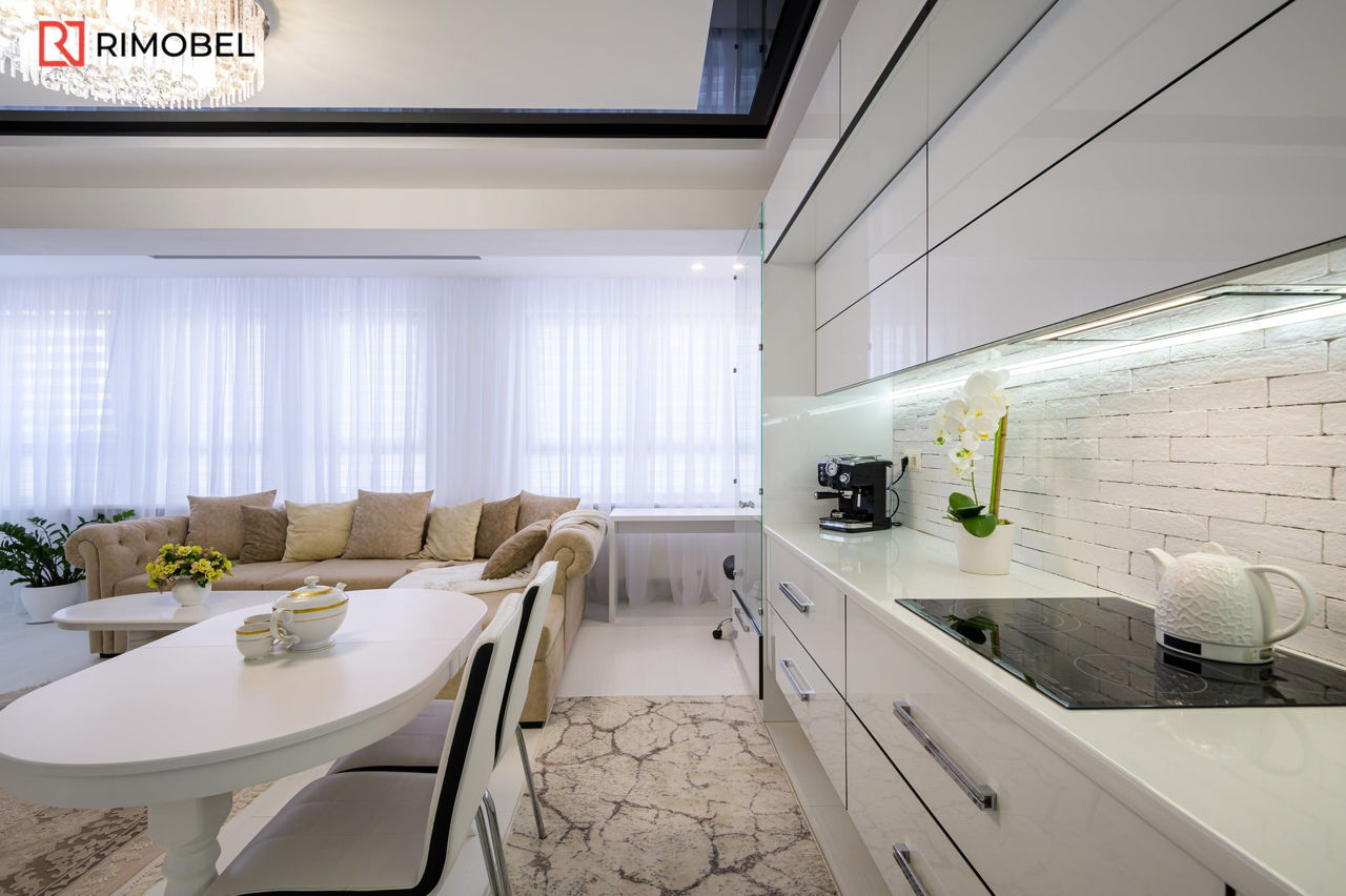 Bucătăria albă modernă liniară. foto 4