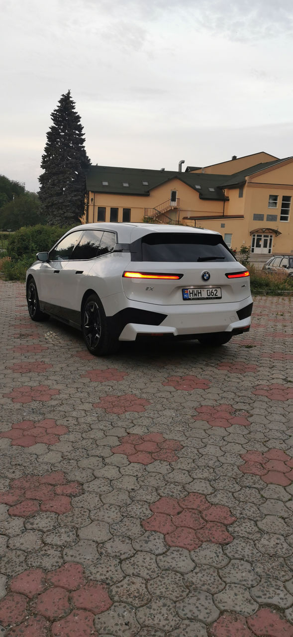 BMW iX foto 2