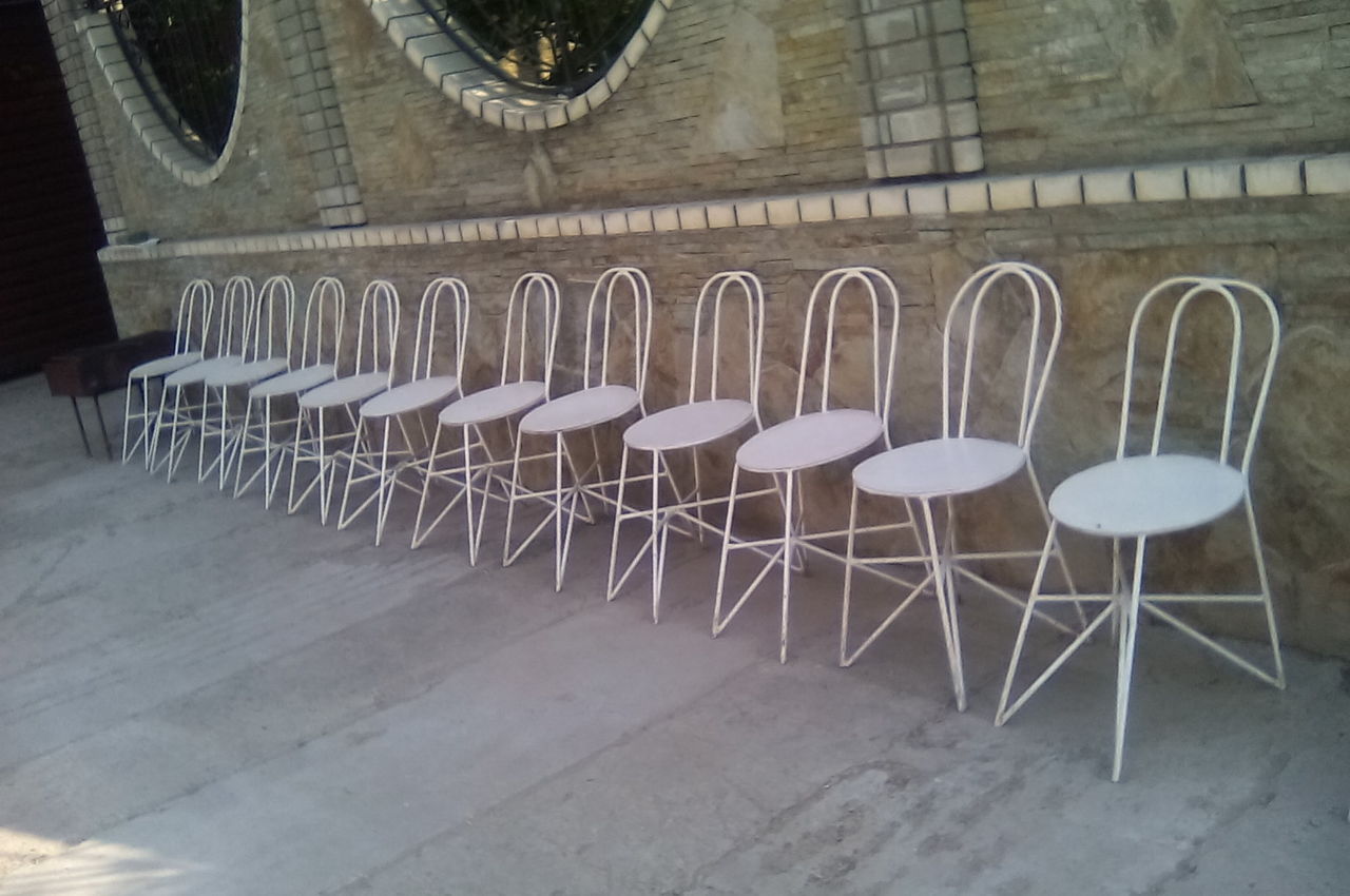 Белые железные стулья