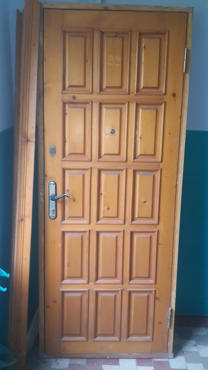 Продам входную дверь из натурального дерева!