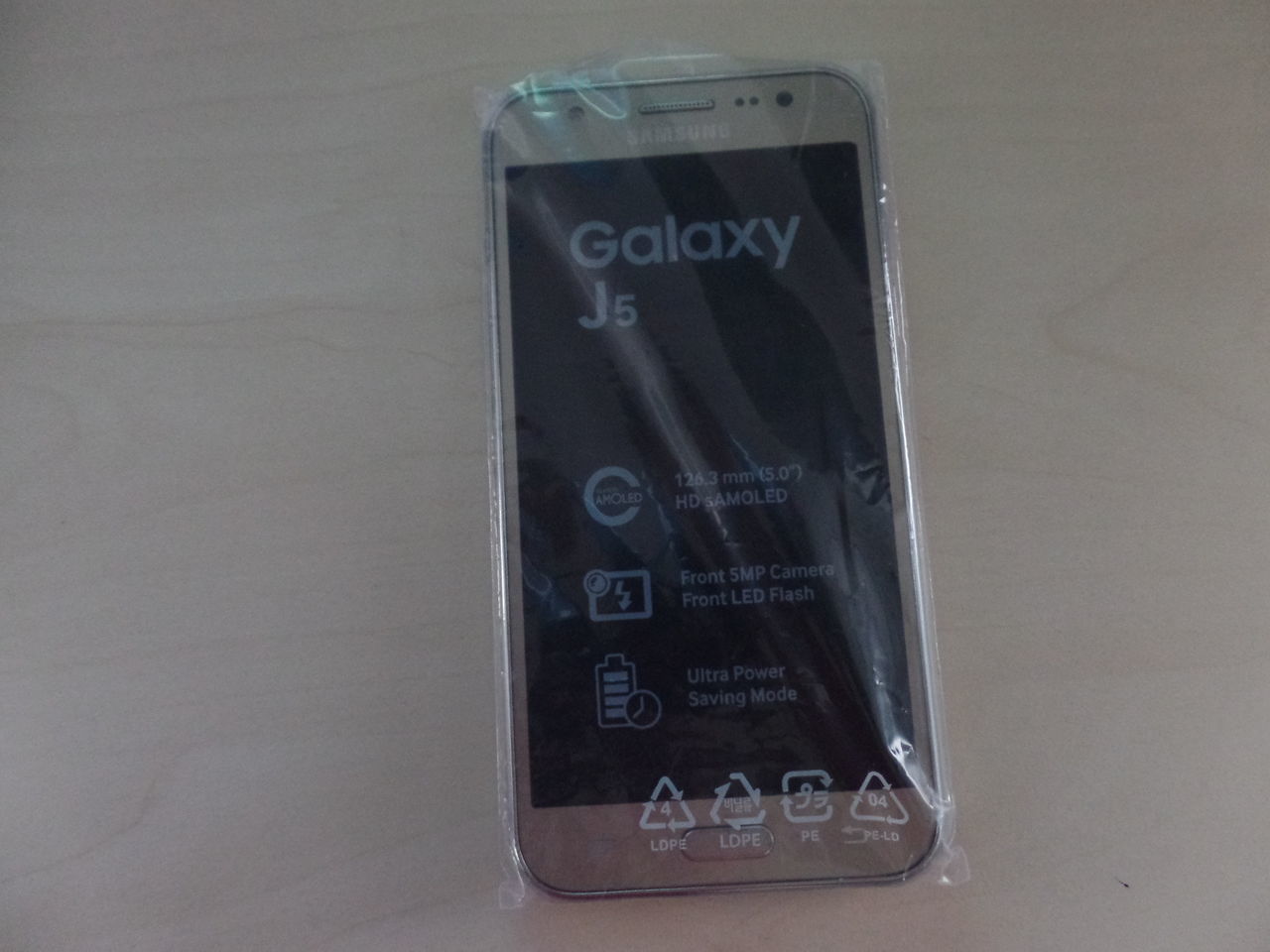 Мобильный телефон Samsung Galaxy J5