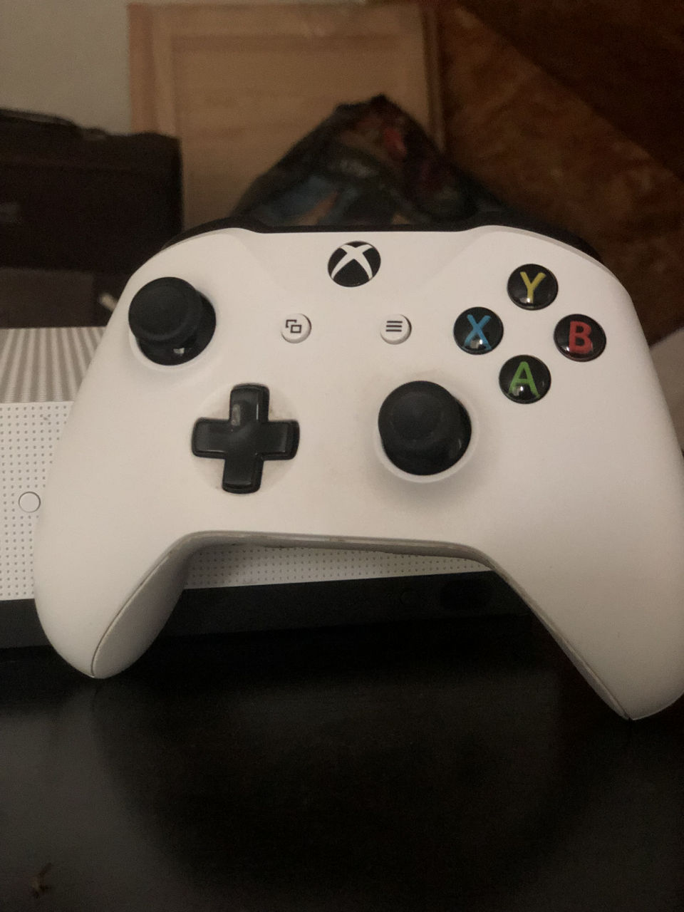 Продам Xbox One S 1 ТБ с игрой