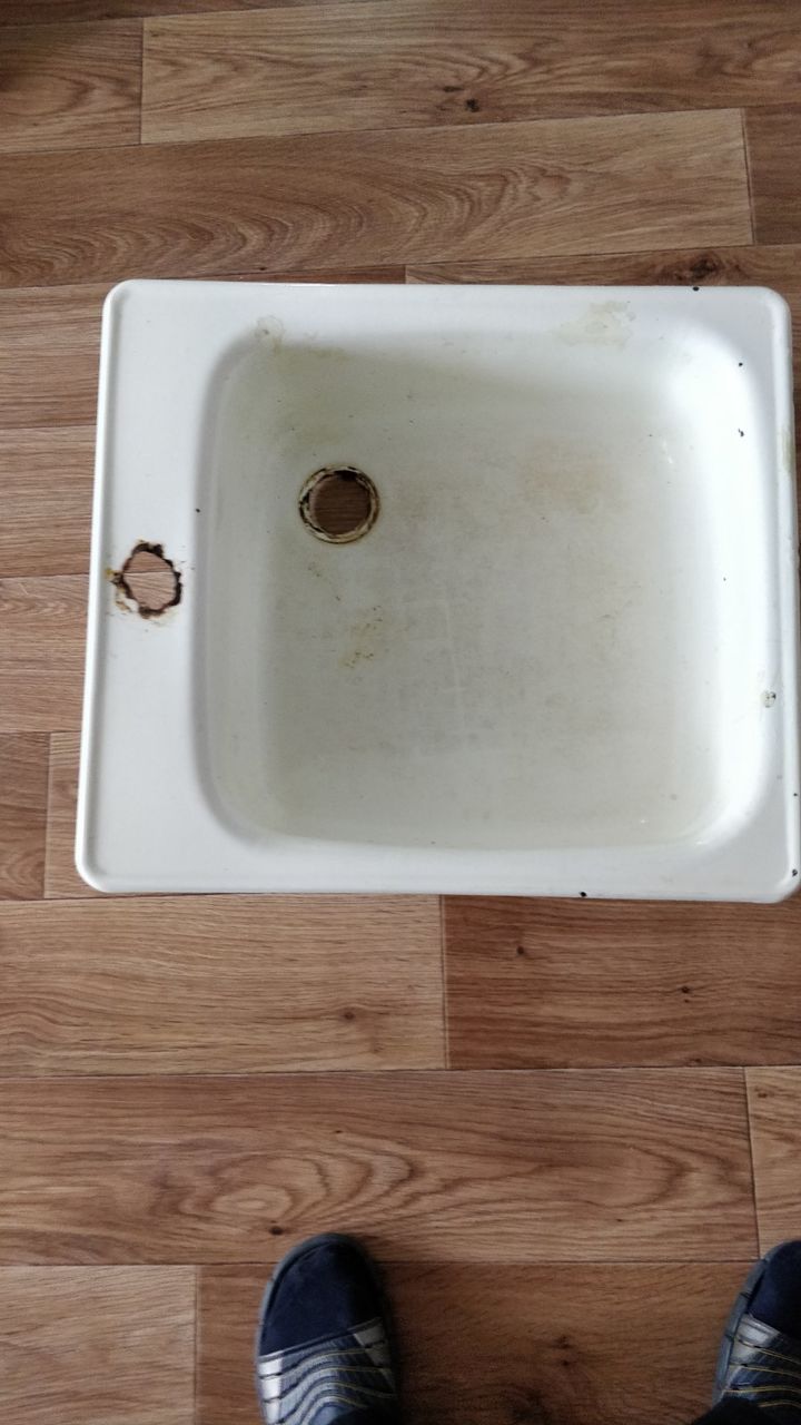 Металлическая эмалированная мойка 250 лей. / Lavoar din metal ,stare buna.