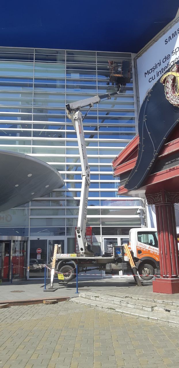 Spalare geamuri si vitrine pentru birouri si spatii comerciale, case , apartamete, vile rezidentiale foto 11