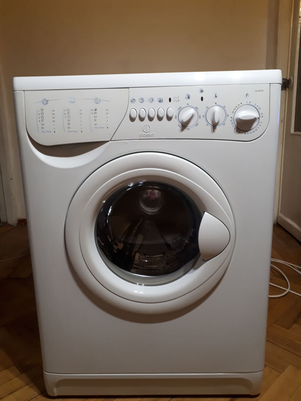 Indesit w105tx.,5кг.,1000об.