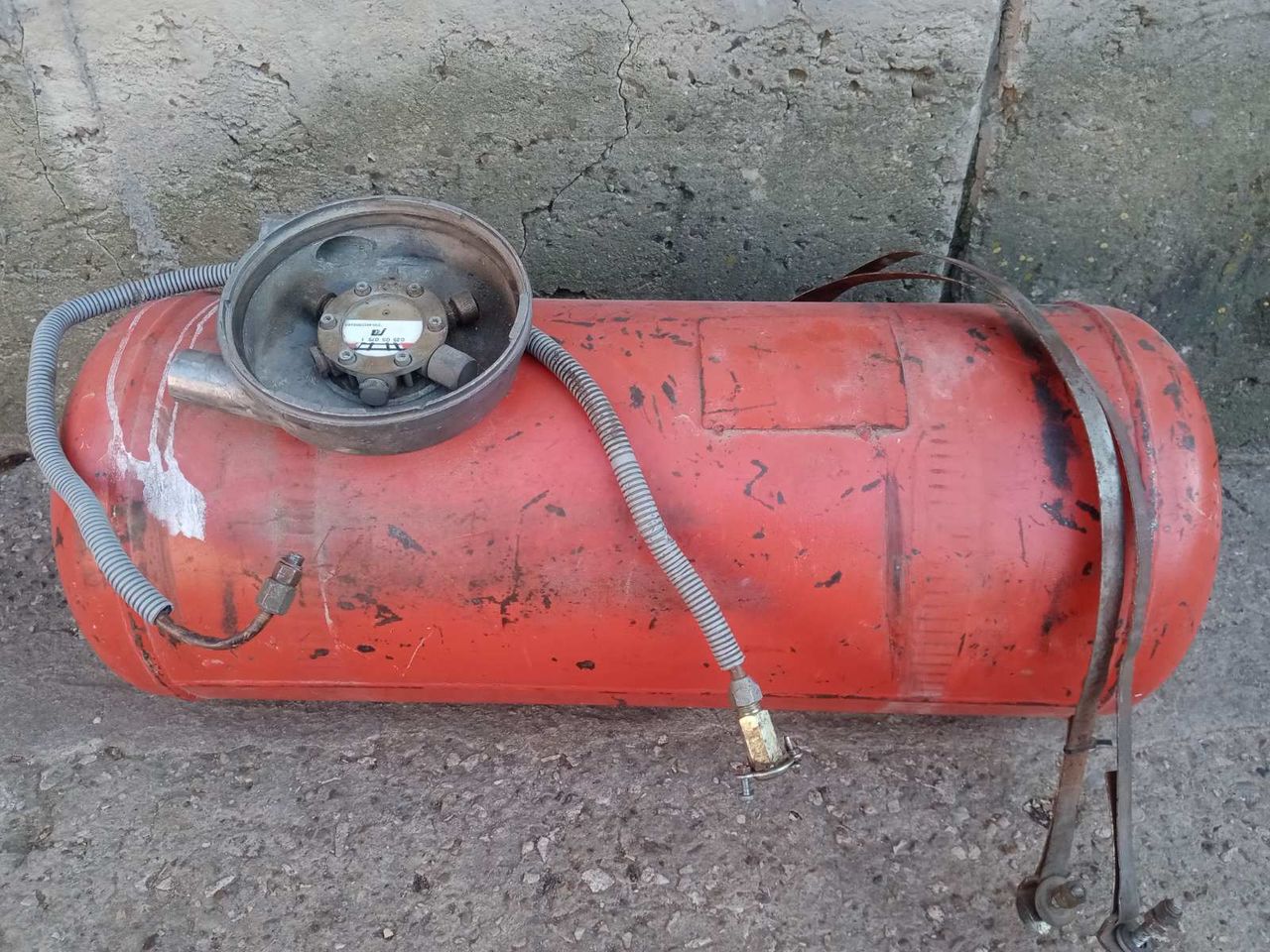Продам газовый балон полный с газом