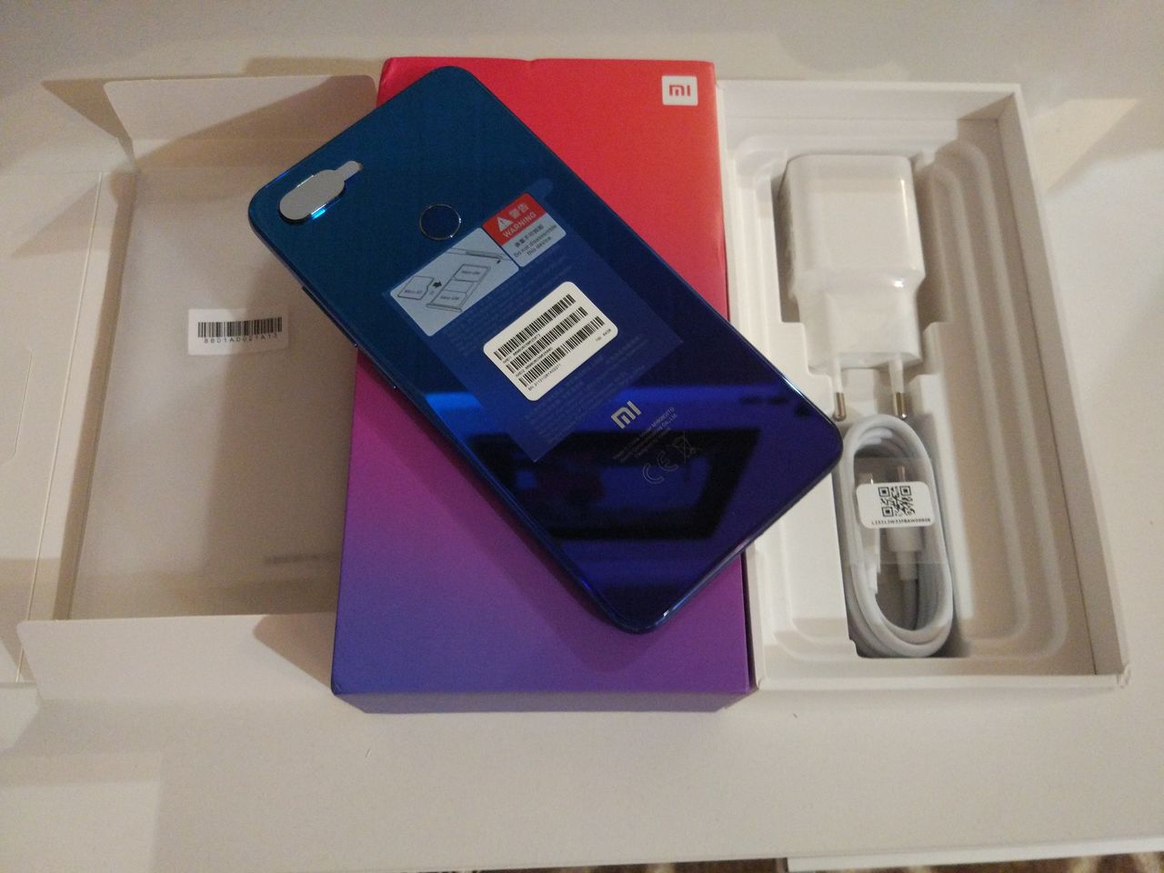 Продам новый суб-флагман Xiaomi Mi 8 Lite (4/64GB) 24 мегапикселей. Aurora  Blue цвет. Запечатанный!