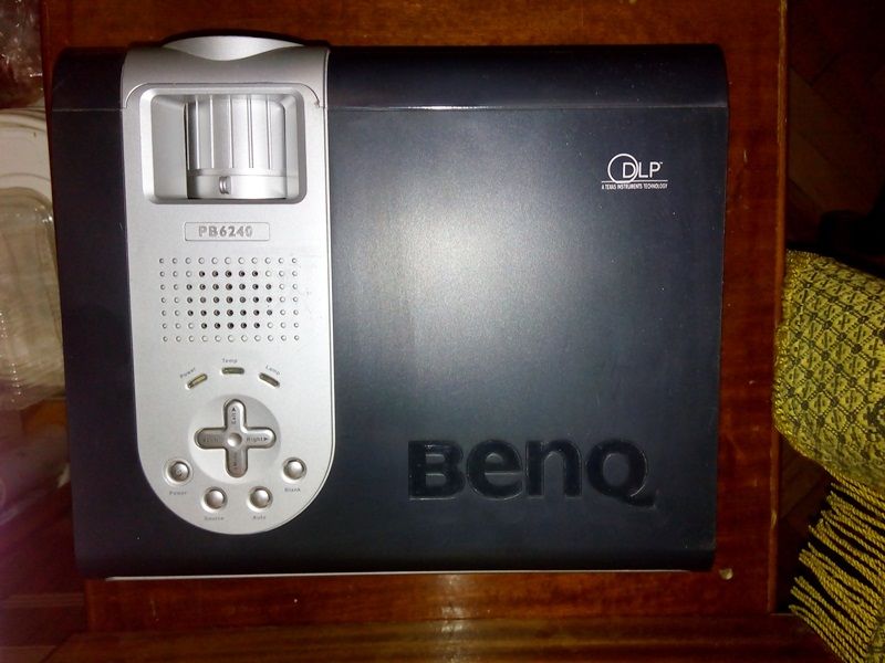 портативный BenQ PB6240 за 500 лей