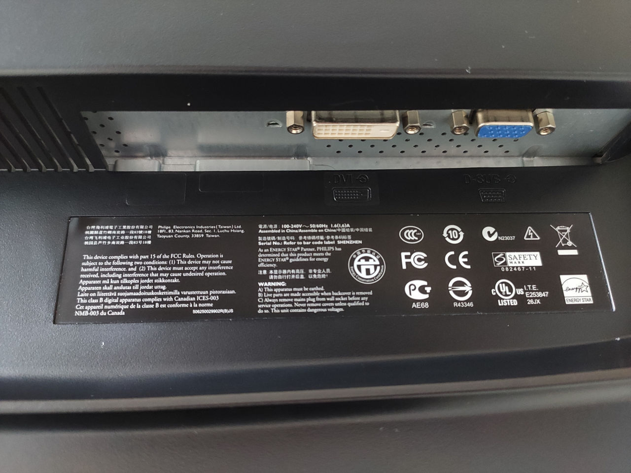 23 inch FullHD DVI-D VGA 300cd Philips 231e foto 2