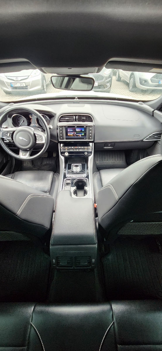 Jaguar XE фото 8