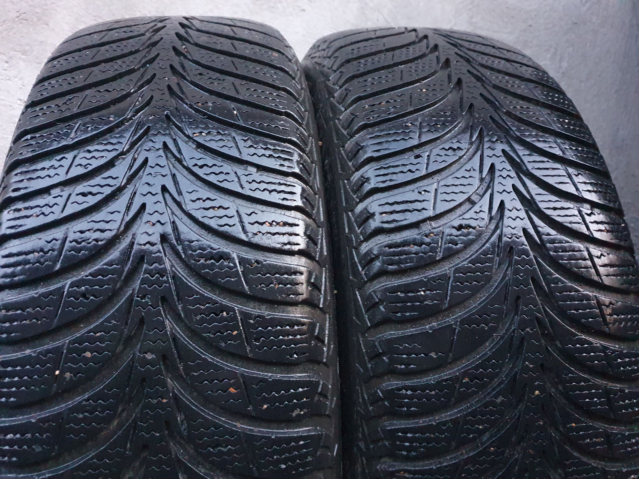 195/65/ R15- Goodyear.