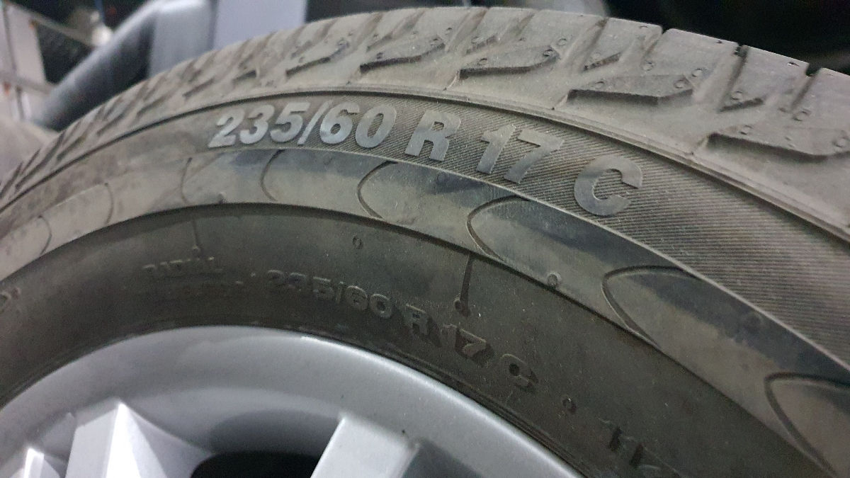 Mercedes Sprinter 235/60 R17C foto 2