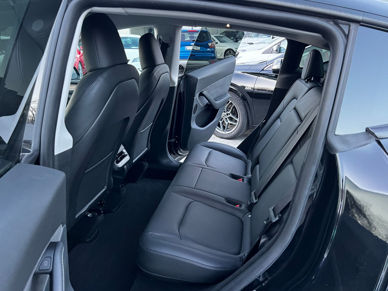 Tesla Model Y foto 8