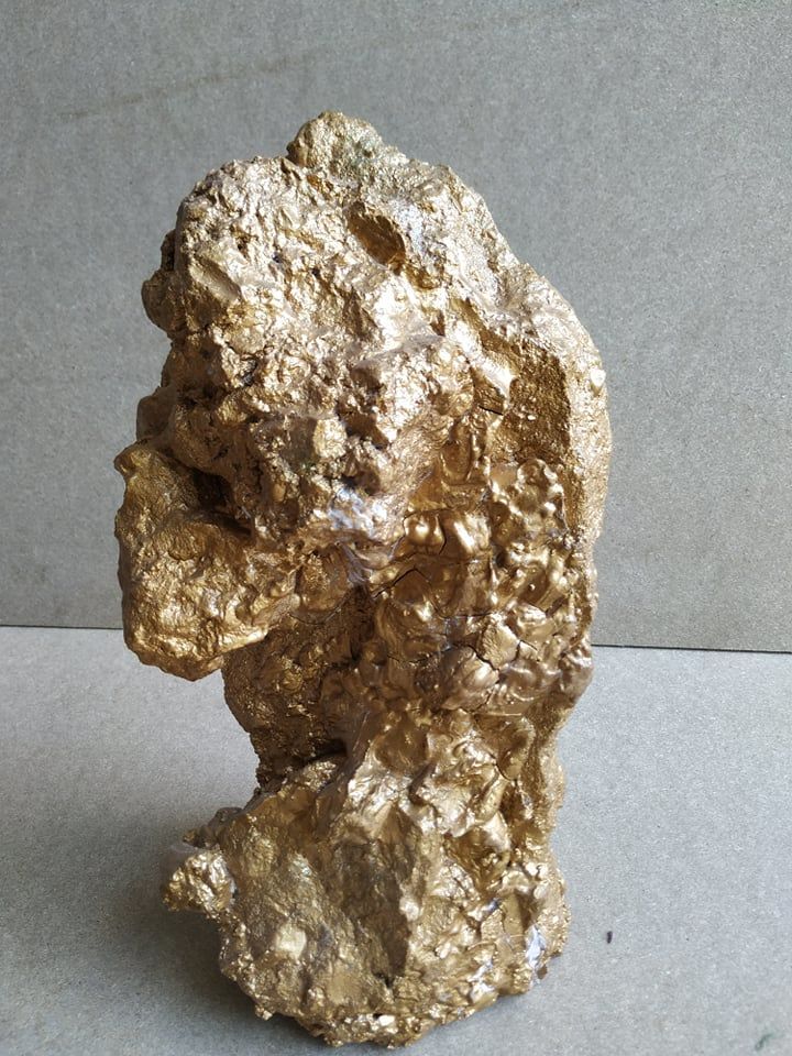 Кусок золото, декоративные камни