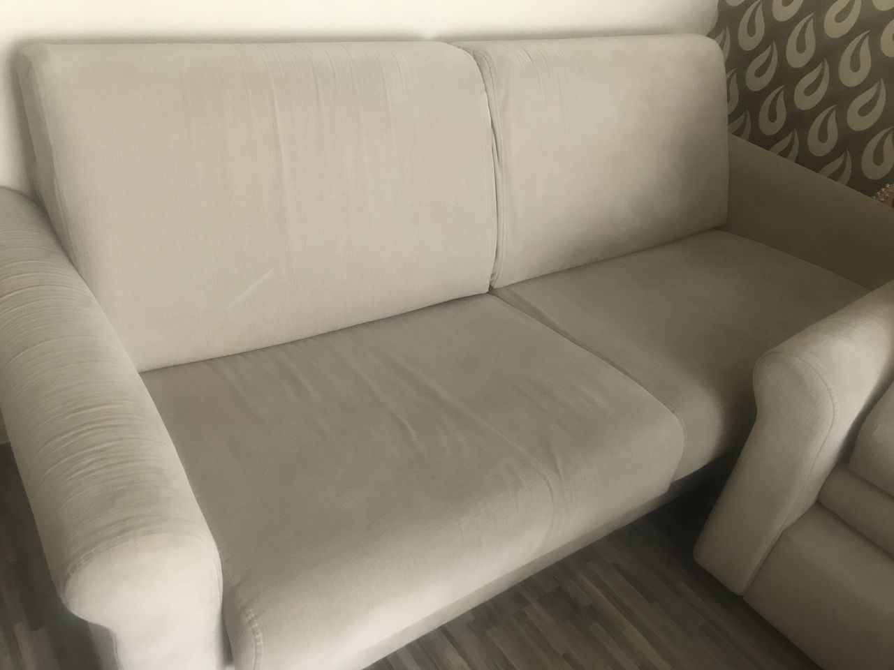 Новый диван пахнет сыростью