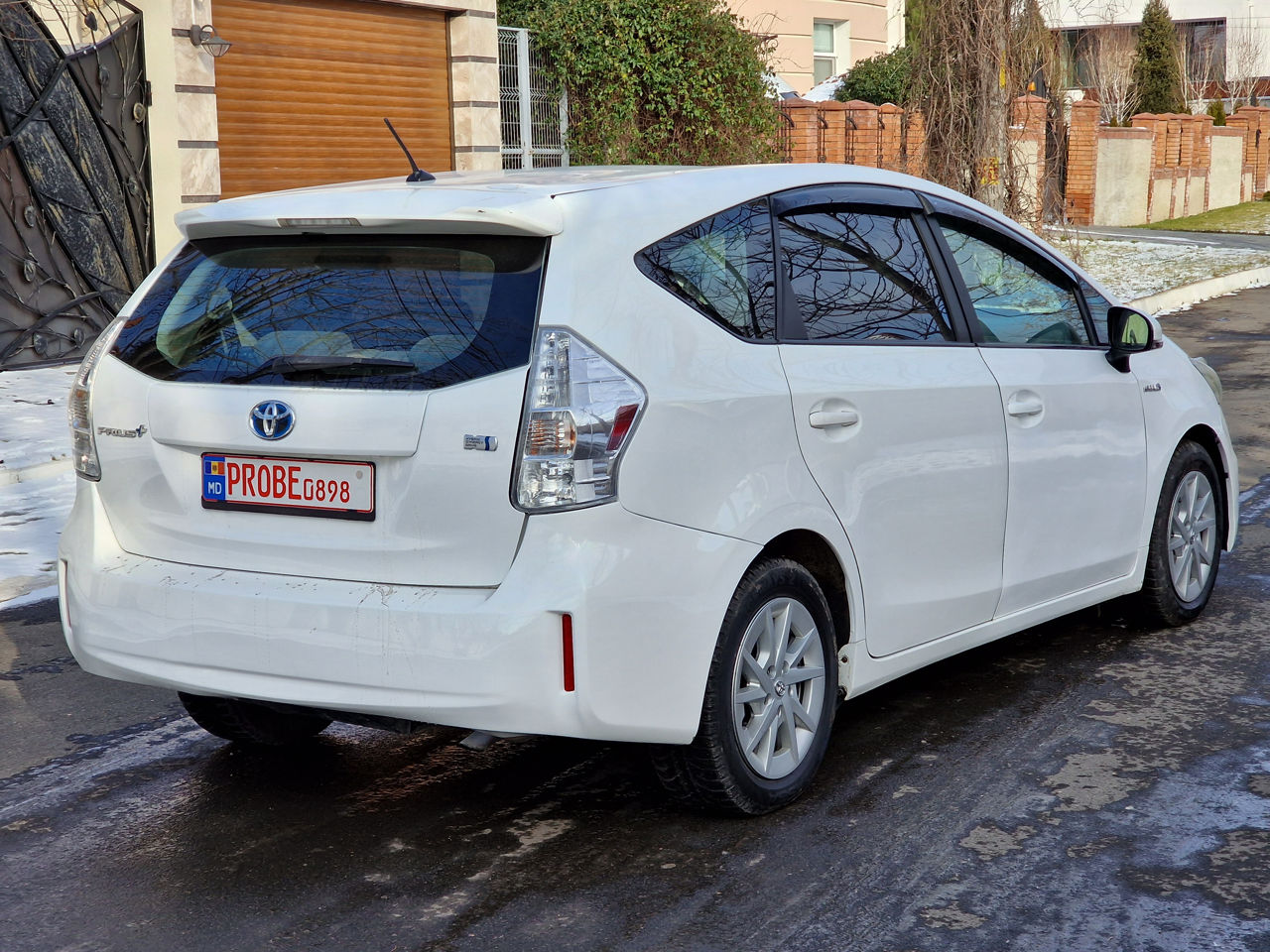 Toyota Prius + фото 5
