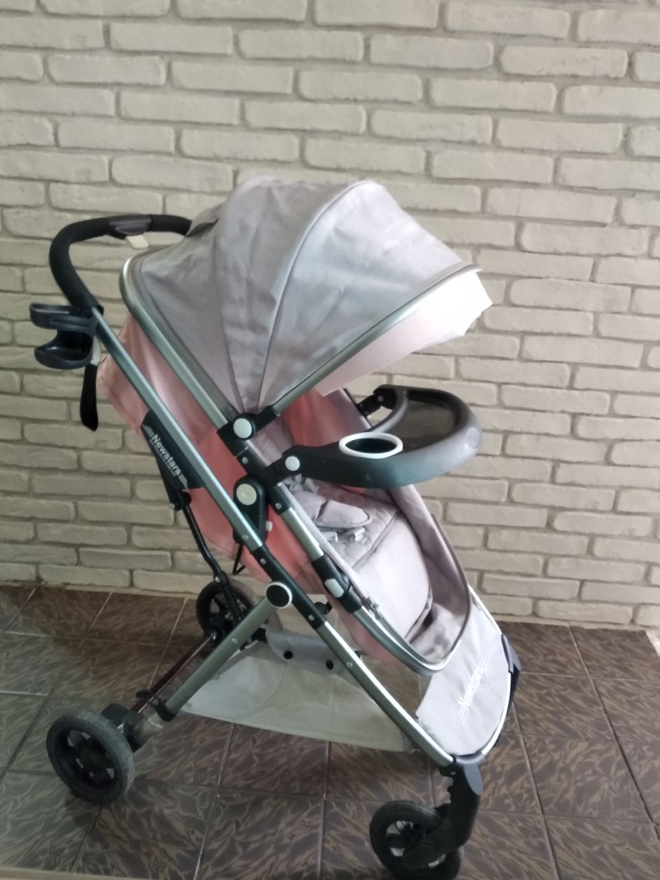 Коляска 2в1. Лёгкая, маневренная.