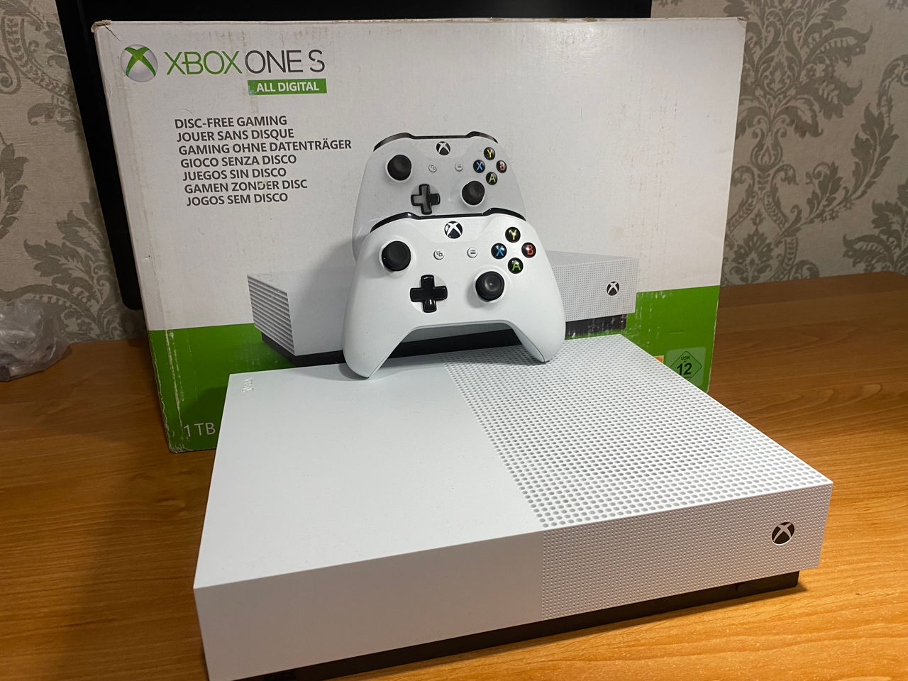 Xbox One s ( 1 Tb ) идеальный