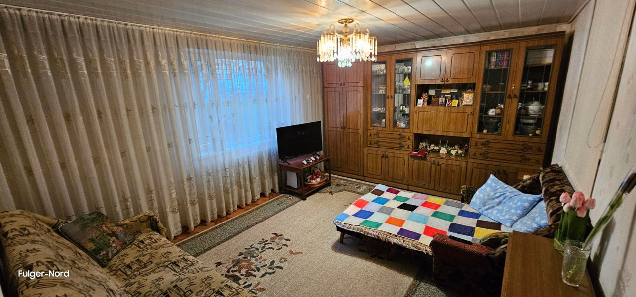 Apartament cu 5 camere sau mai multe, 90 m², 1 etaj