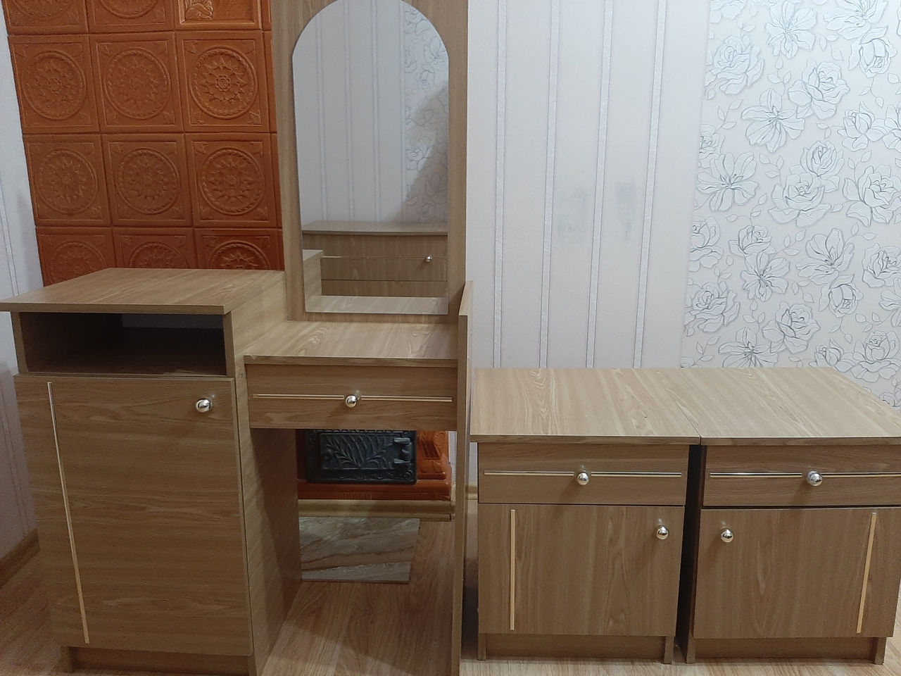 Mobila la mana a doua