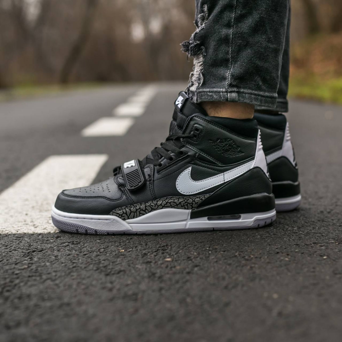 Nike Air Jordan Legacy Black/White foto 0