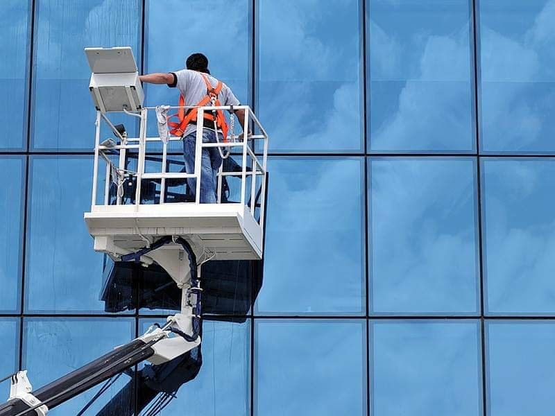 Spalare geamuri si vitrine pentru birouri si spatii comerciale, case , apartamete, vile rezidentiale foto 0