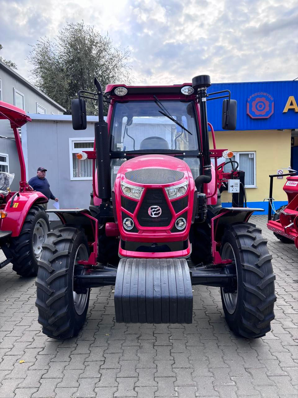 Tractor Dong Feng 804  ( 80 CP ) Model Nou фото 1