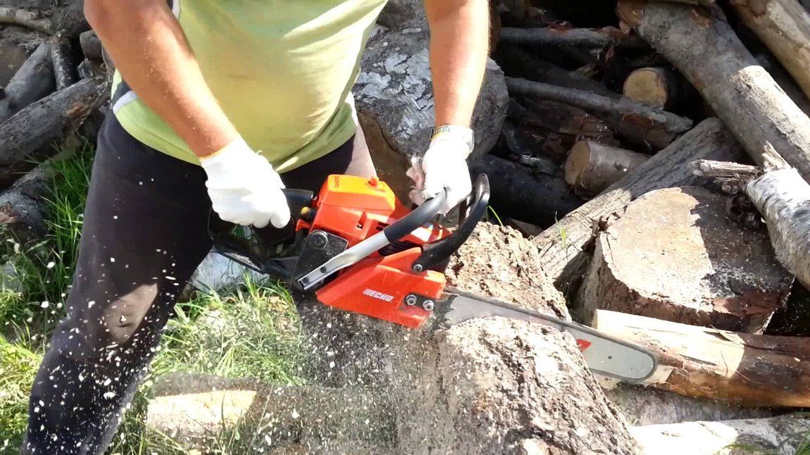 Taierea copacilor cu benzopila defrisare arbori,autoturn curatarea pomilor foto 0