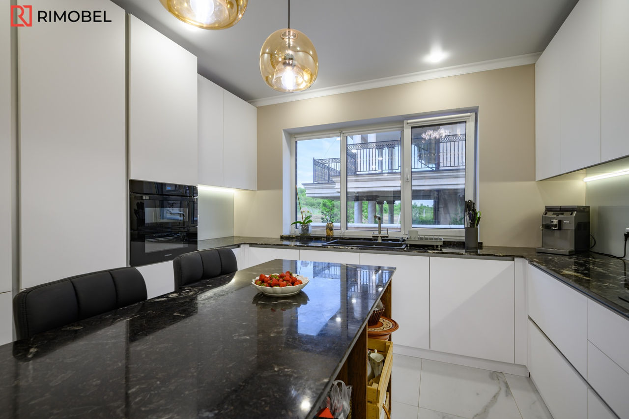 Bucătărie modernă în culoarea albă cu o peninsulă în mijloc foto 14