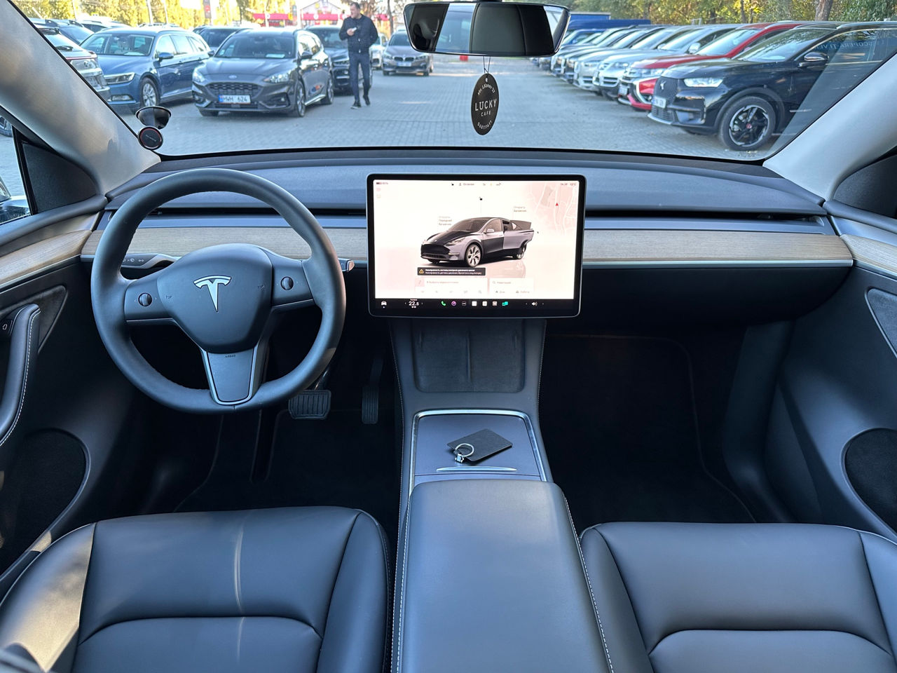 Tesla Model Y foto 12