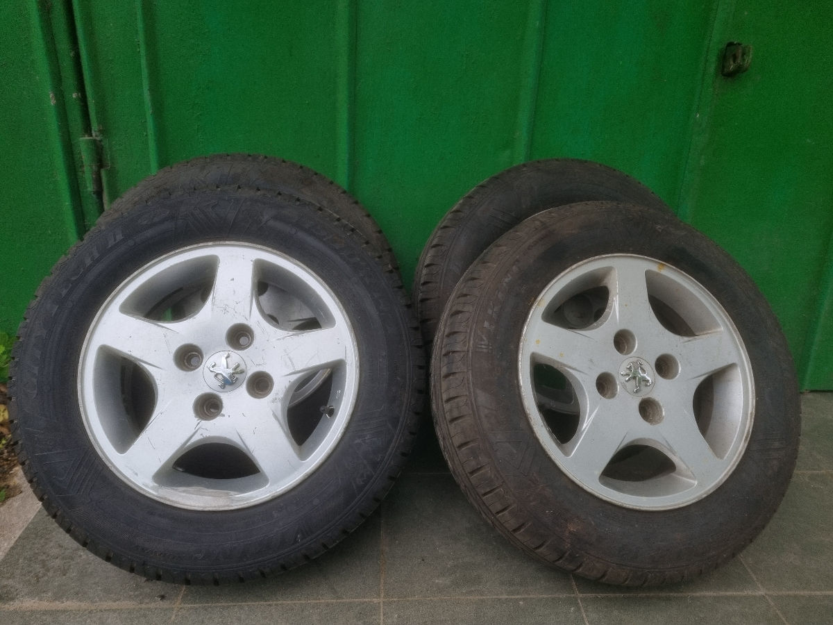 Jante cu anvelope 175 / 70 R14 foto 0