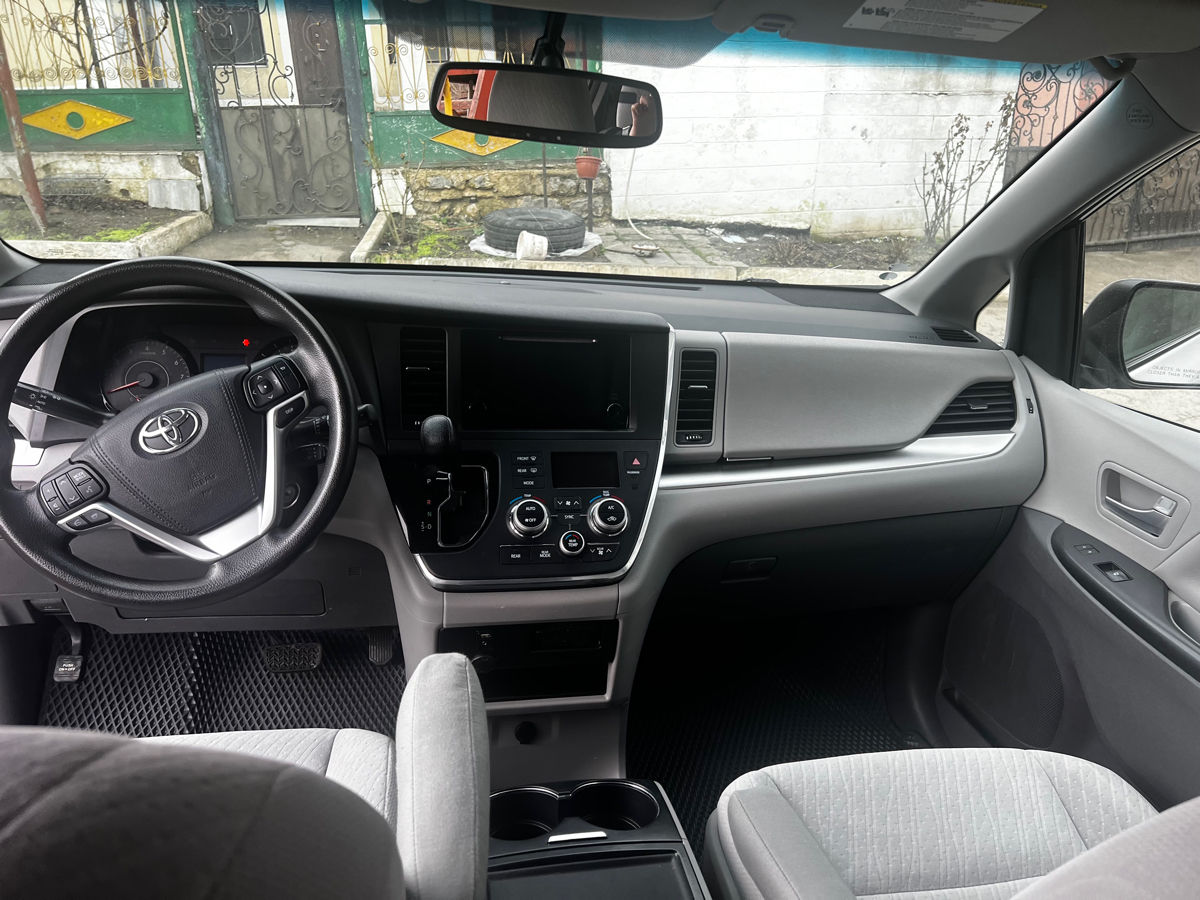 Toyota Sienna фото 4