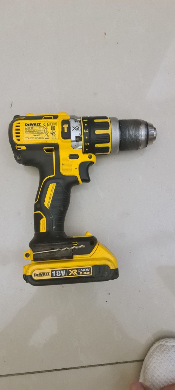 Vind  Dewalt DCD 795 cu baterie de 2.0 AH. foto 1