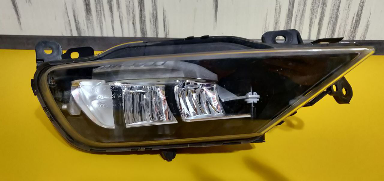 Оригинальная правая противотуманная фара Volvo XC90