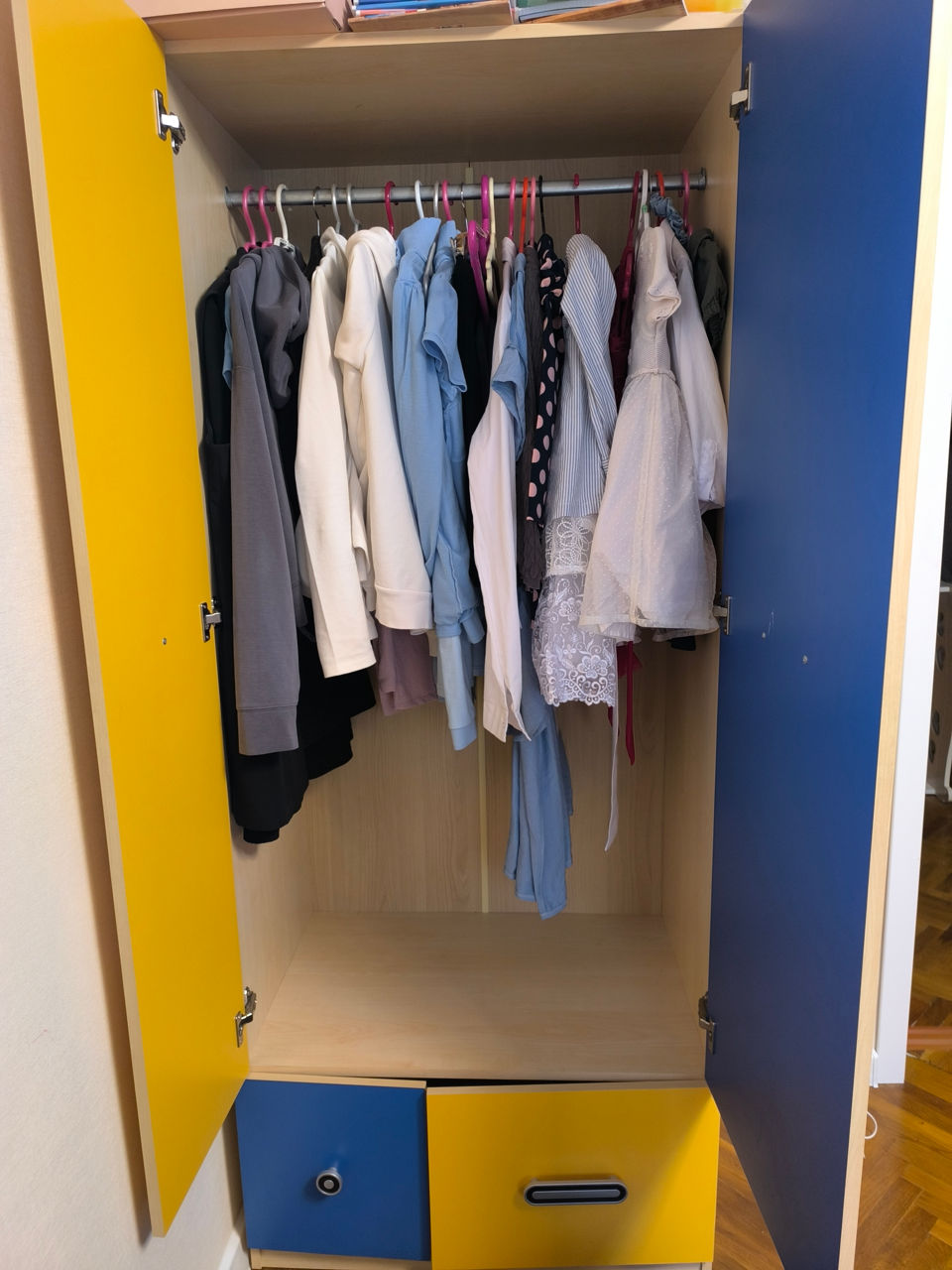 Mobila cameră copil (2 dulapuri+masă) foto 2