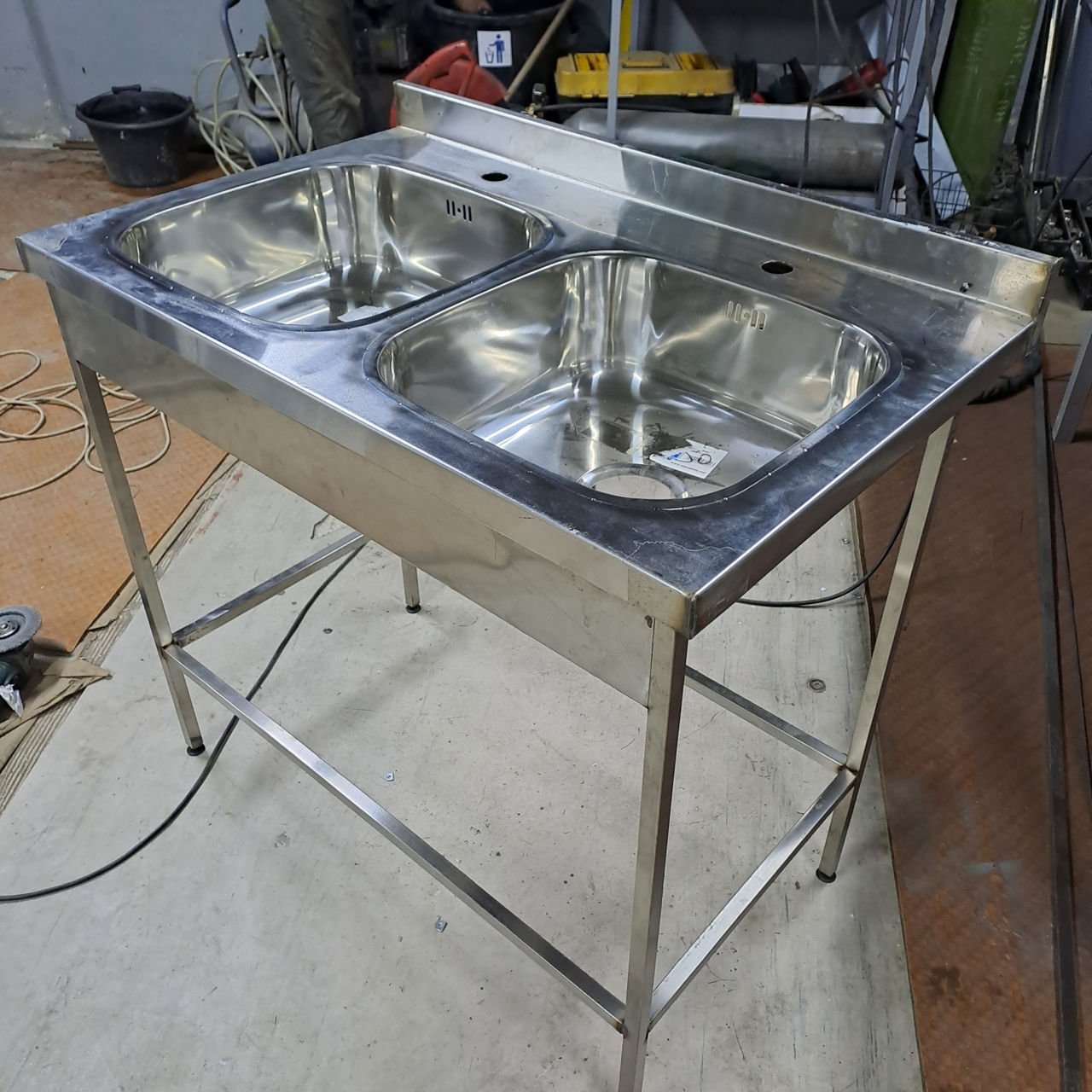 Spalatorie dubla in stoc ,mese din inox фото 0