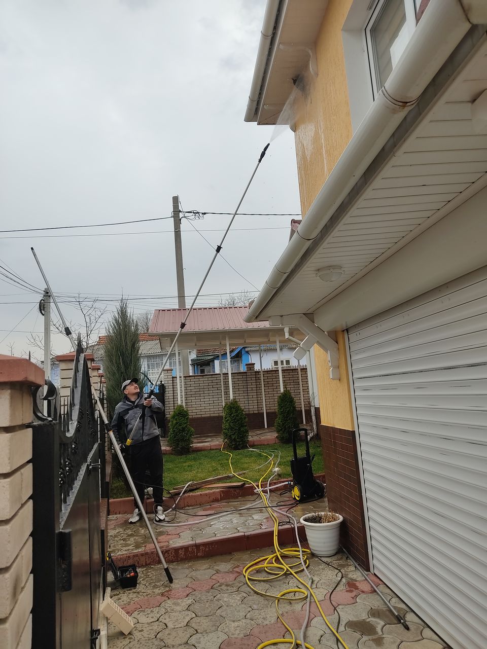 Servicii la înălțime, servicii de curatenie. вышка. Мытье окон, фасадов, стекол фото 0