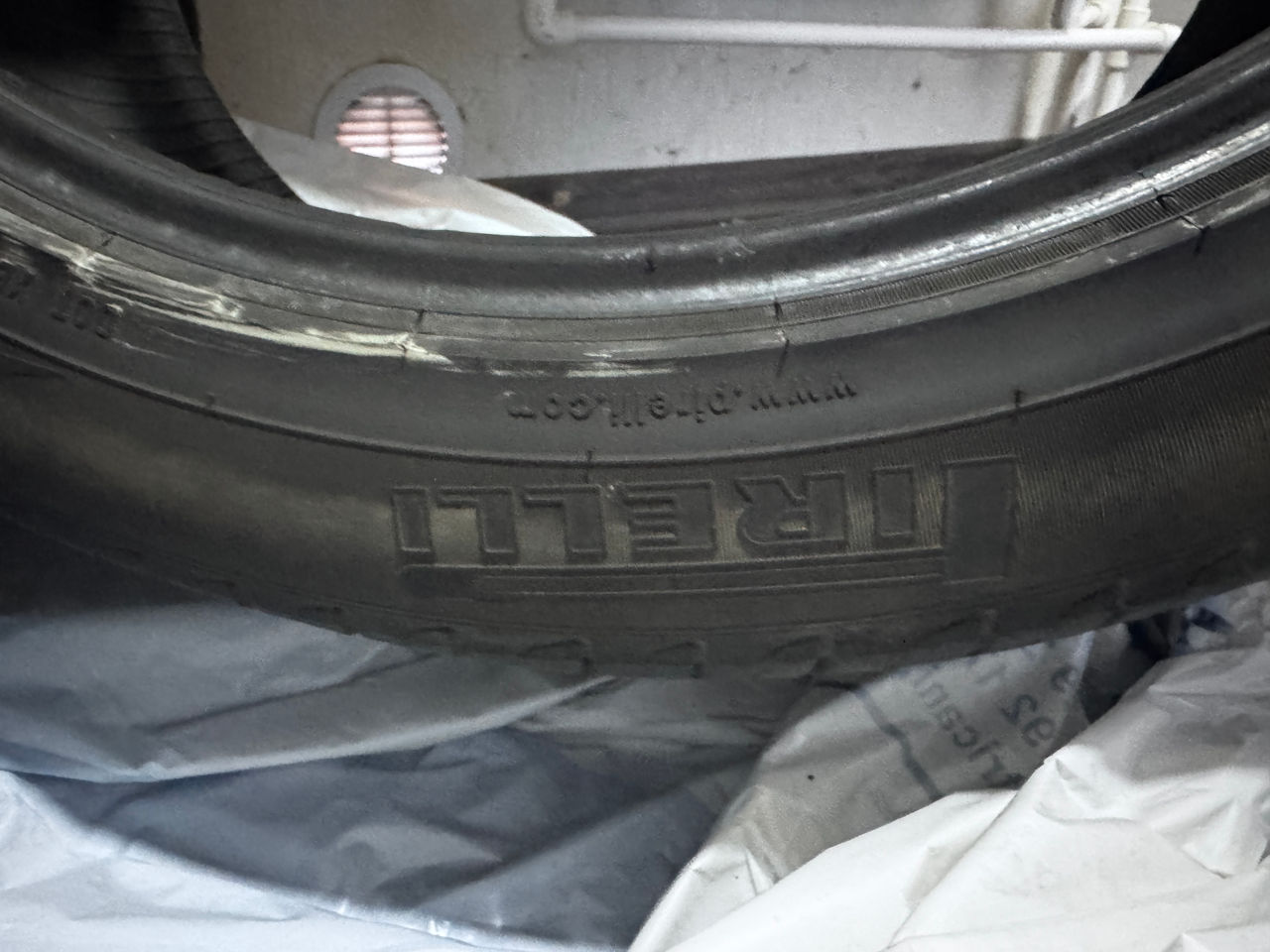 Продам Летние Скаты Pirelli 295/40r21 Лето foto 1