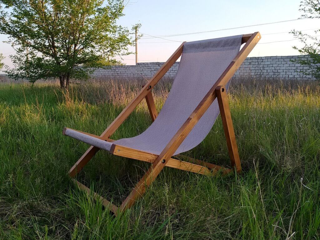 Кресло-шезлонг раскладное из натурального дерева.