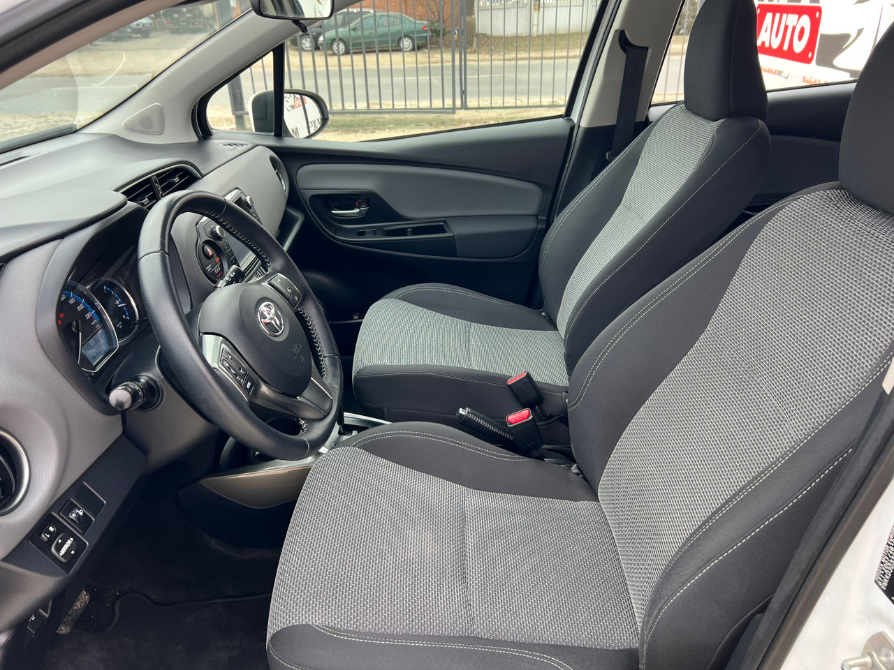 Toyota Yaris foto 8