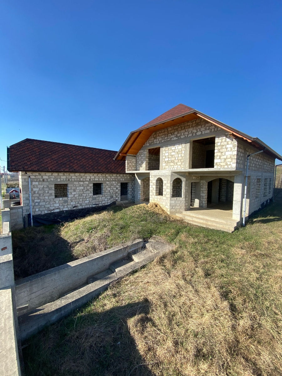 Spre vânzare se propune casă nefinisata în satul Horești!!!