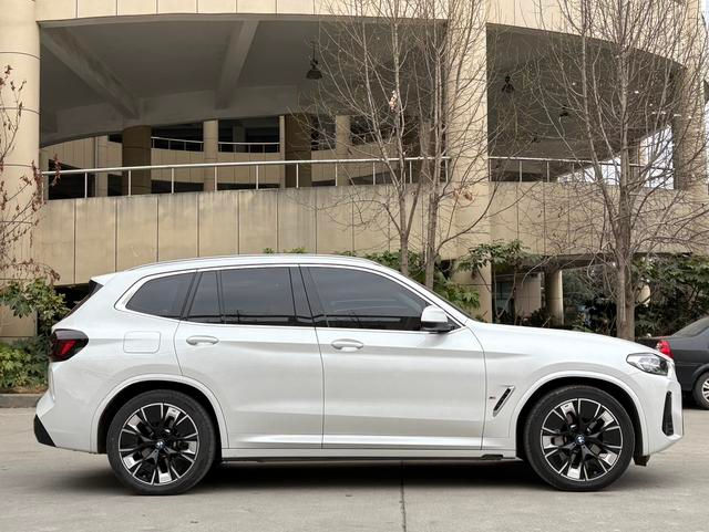 BMW iX3 фото 3